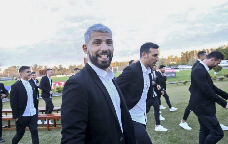 El plantel del seleccionado argentino se sacó la foto oficial y luego partió rumbo a Brasil para disputar la Copa América. Debuta el sábado ante Colombia.