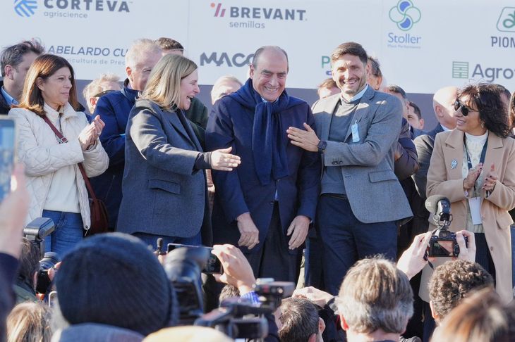 Gisela Scaglia, su exsuegro Guillermo Francos y Maximiliano Pullaro. Sonrientes los tres. Gisela Scaglia, su exsuegro Guillermo Francos y Maximiliano Pullaro. Sonrientes los tres.