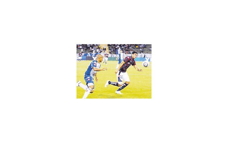 Nahuel Benítez supera a Carlos Sánchez, en el partido del lunes ante Godoy Cruz. El delantero se rompió los ligamentos al chocar con Torrico, cuando marcó su gol.