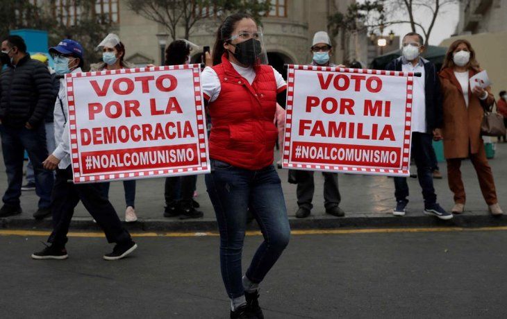 La élite de Lima avivó el temor a comunismo como parte de sus esfuerzos para que no gane Pedro Castillo la presidencia de Perú.