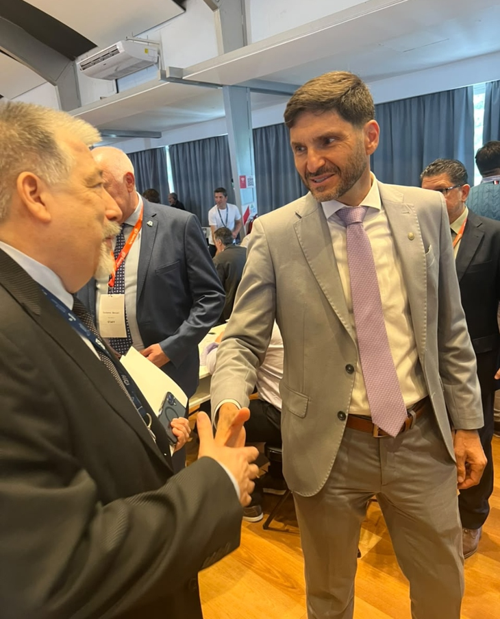 Manuel Benítez saluda al gobernador de Santa Fe y anfitrión de las Rondas RIGI I, Maximiliano Pullaro. 