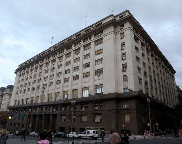 El Ministerio de Economía licita hoy tres bonos en pesos