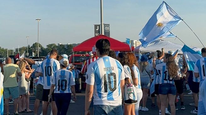 La hinchada argentina ya empiza a palpitar el partido contra Chile.