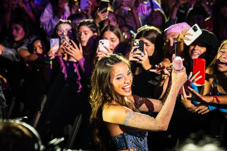 Emilia took the opportunity to approach the audience. Emilia took the opportunity to approach the audience.