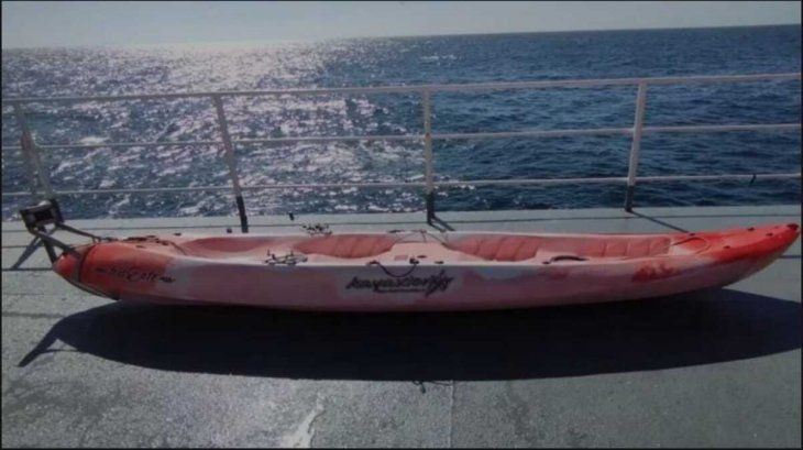 El kayak de los dos amigos desaparecidos en Cariló. 