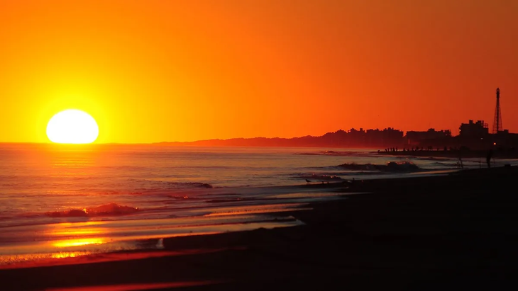 La increíble puesta de sol en Monte Hermoso. La increíble puesta de sol en Monte Hermoso.