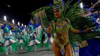 carnaval de brasil: comenzaron los desfiles en el sambodromo de rio