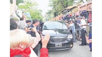 Cuando el vehículo que conducía a Macri se acercaba a la residencia de Olivos, se agolparon centenares de cronistas y fotógrafos que demoraron la llegada. También se sumaron vecinos y militantes que lo saludaron.