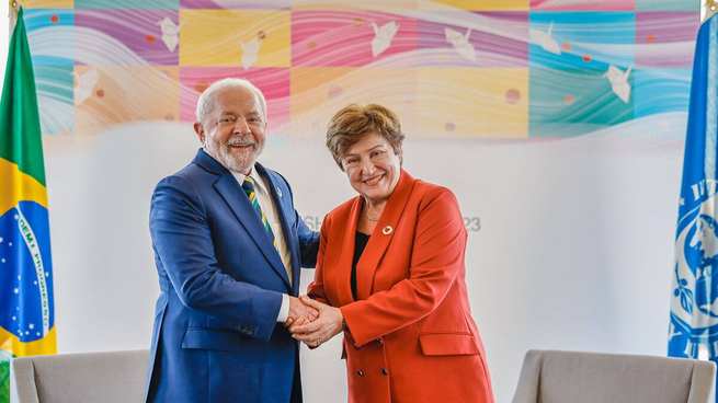 Las declaraciones de Lula fueron captadas durante una conversación distendida en el G7 y se difundieron este miércoles en medios brasileños. El mandatario defendió una visión política de centro mientras consolida su liderazgo en los sondeos electorales.