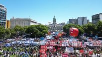 Multitudinaria marcha convocada por la CGT en las afueras del Congreso, a la espera de la votación de la ley ómnibus.&nbsp;