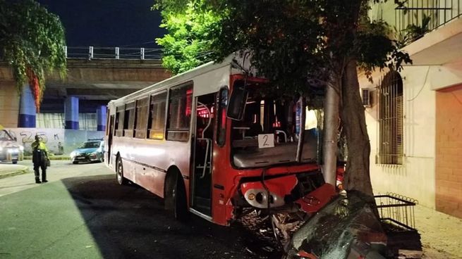 Así quedó el micro tras impactar contra el árbol en Parque Chacabuco