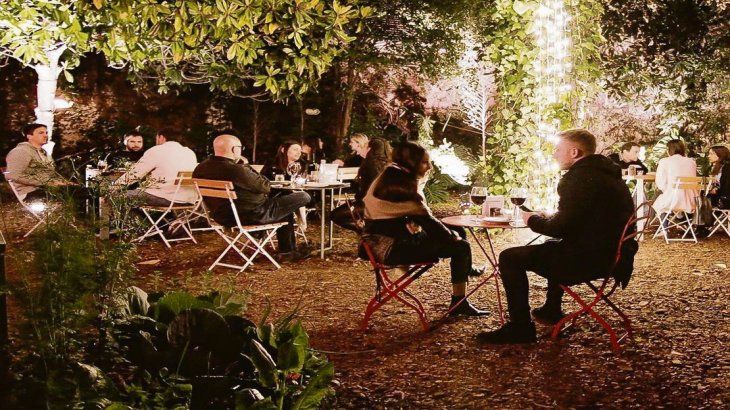 El jardín, al anochecer.&nbsp;