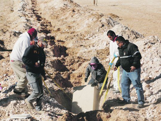 un drama peculiar. La violencia narco ensangrienta a México. En la foto, trabajadores forenses excavan en una fosa común.