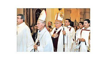 El arzobispo de Santa Fe, José María Arancedo, encabezó la liturgia pascual en la Catedral.
