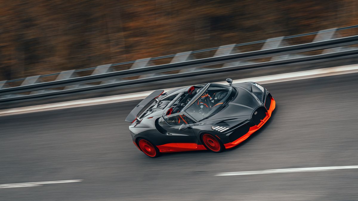 A Bugatti broke the speed record for a convertible: 453 km/h