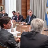 Luis Caputo encabezó una reunión con representantes de empresas británicas. Luis Caputo encabezó una reunión con representantes de empresas británicas.