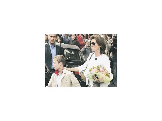 Cecilia y Louis Sarkozy, esposa e hijo del presidente electo de Francia, ayer al salir de unhotel en París. Los tres pasarán unos días de descanso en Malta, lejos de quienes quierenaveriguar si la primera pareja sigue en crisis y que recuerdan la escapada de la mujer aNueva York con un empresario hace dos años.