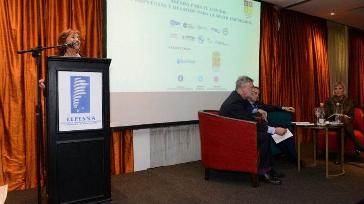 El candidato a vice disertó en un encuentro de mujeres empresarias.