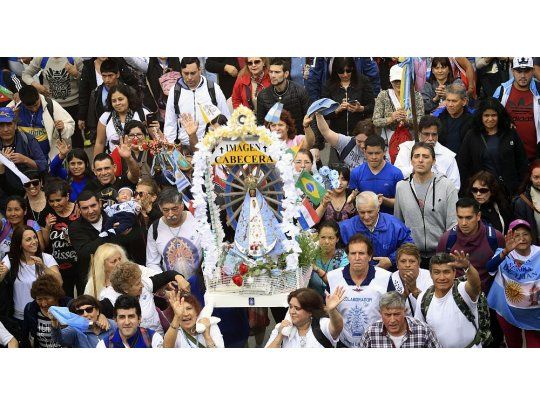 Miles de personas participan de una nueva peregrinación de fe hacia Luján