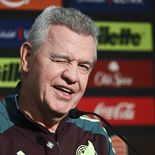Javier Aguirre dijo que los que saldrán a jugar este jueves ante Serbia no tienen garantizada la titularidad en el debut de la Copa del Mundo. Javier Aguirre dijo que los que saldrán a jugar este jueves ante Serbia no tienen garantizada la titularidad en el debut de la Copa del Mundo.