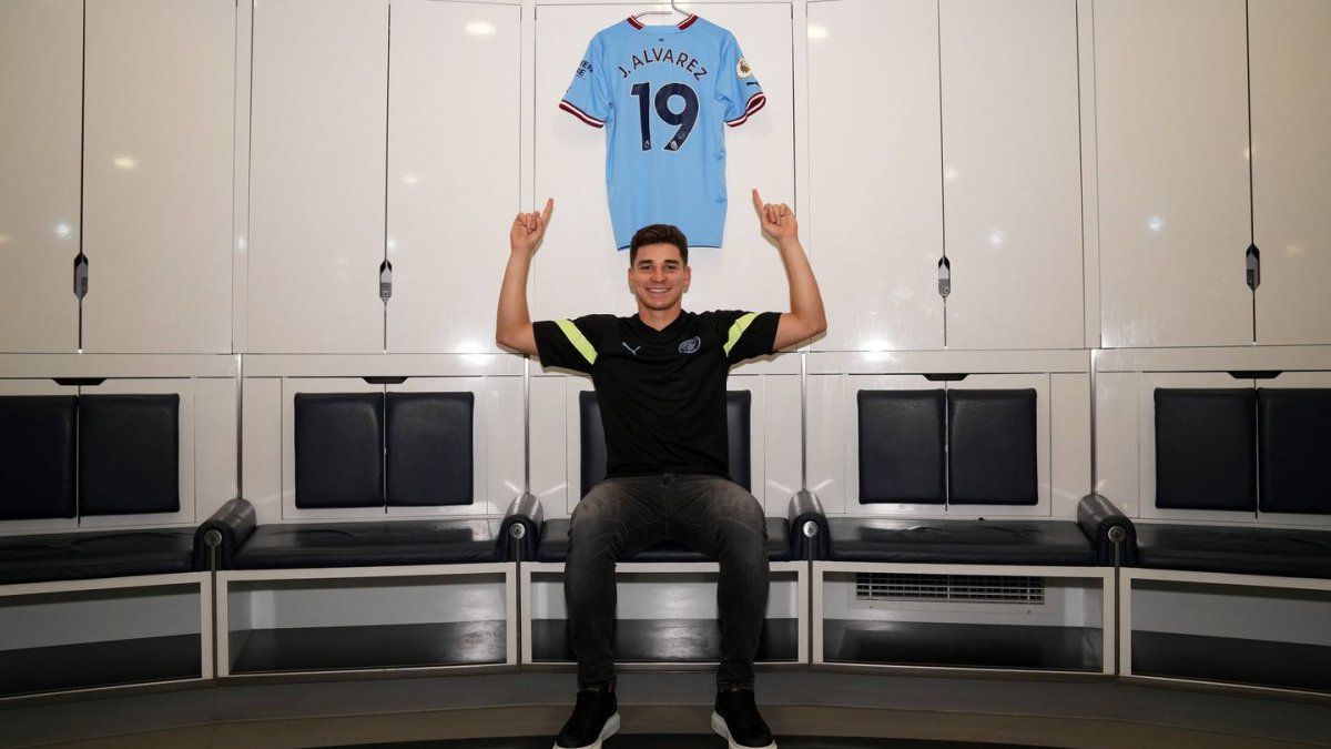 Julián Álvarez was introduced to a crowd outside City’s stadium