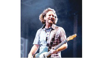 ámbito.com | Eddie Vedder, líder de Pearl Jam, durante el multitudinario recital que ofreció la banda de Seattle en  la Costanera Sur.