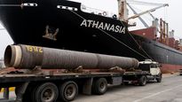 La maniobra incluyó la carga de 721 tubos de acero a bordo del buque MV Athanasia, materiales que formarán parte de la infraestructura submarina que se instalará frente a Punta Colorada, donde se construye una de las principales terminales energéticas del país.