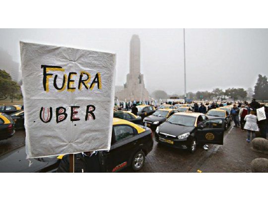 protesta. Los taxistas rosarinos realizaron ayer una multitudinaria caravana por la ciudad para reclamar contra la posible llegada de Uber.