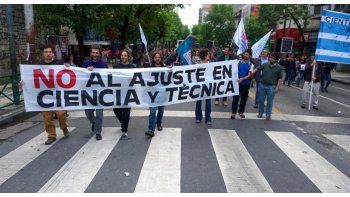 La agrupación Jóvenes Científicos Precarizados denunciaron que el recorte en el Presupuesto 2017 implicará un brutal ajuste a la investigación pública y comprometerá la continuidad de los subsidios de investigación, de los ingresos de nuevos científicos al CONICET así como de las becas doctorales y post doctorales.