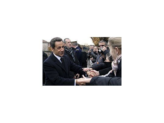 El presidente francés publicó en el diario oficial la ley que eleva dos años la edad de jubilación