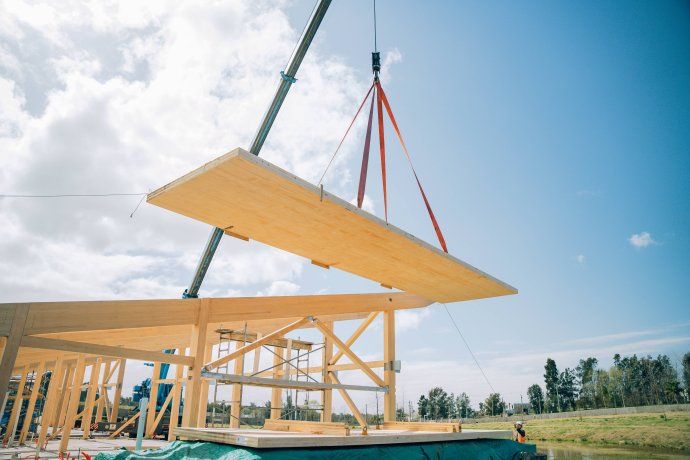 Obra en Canelones, Uruguay. CLT y GLT son los dos productos estructurales más usados en construcciones de madera en altura