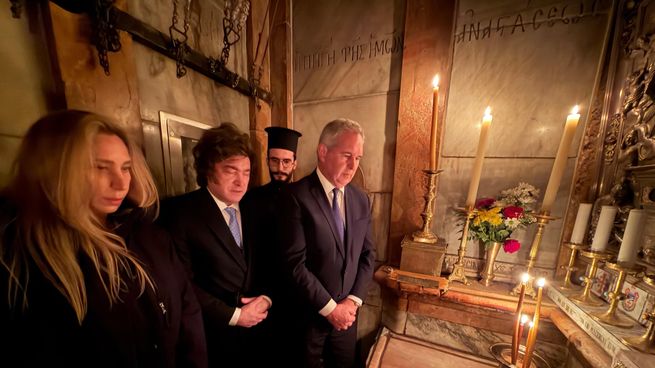 Javier y Karina Milei junto a Quirno en la Iglesia del Santo Sepulcro.