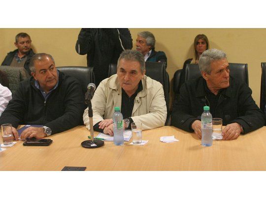 Los triunvirtos Héctor Daer, Juan Carlos Schmid y Carlos Acuña postergaron la reunión de Consejo Directivo para el jueves, cuando ya se conozca la aprobación de la ley que retrotrae tarifas y el veto presidencial.