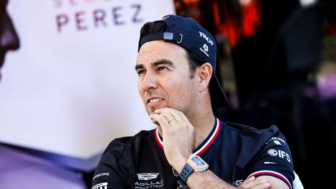 Checo Pérez extiende contrato con Cadillac.