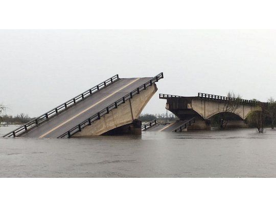 La Justicia analiza las circunstancias en las que un vehículo se precipitó al agua en el puente Santa Rosa