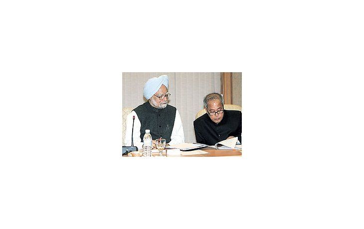 El primer ministro indio, Manmohan Singh, decidió redoblar los esfuerzos materiales y humanosen la lucha contra el terrorismo tras los atentados de Bombay, pero recibió un fuerterechazo de la oposición y quedó notoriamente debilitado.