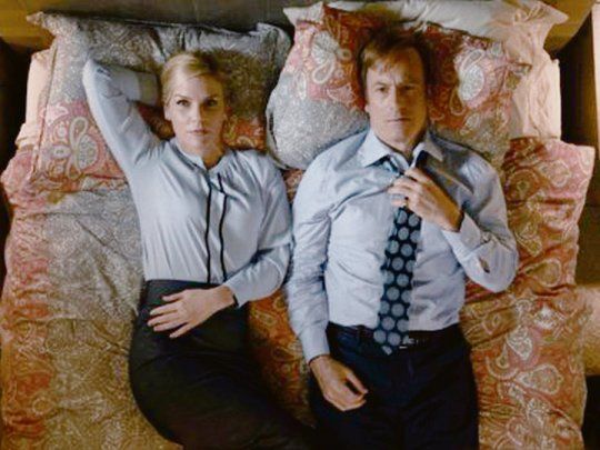 Better call saul. Rhea Seehorn (Kim) y Bob Odenkirk (Saul/Jimmy).
