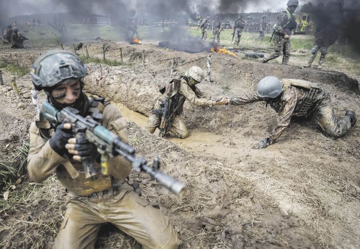 BATALLA. Militares ucranianos en un ejercicio en la región de Chernihiv, mientras la ofensiva continúa. BATALLA. Militares ucranianos en un ejercicio en la región de Chernihiv, mientras la ofensiva continúa.