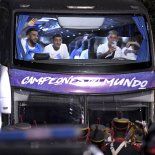 Amor. La Selección argentina llegó a Santiago del Estero rodeada por una multitud.