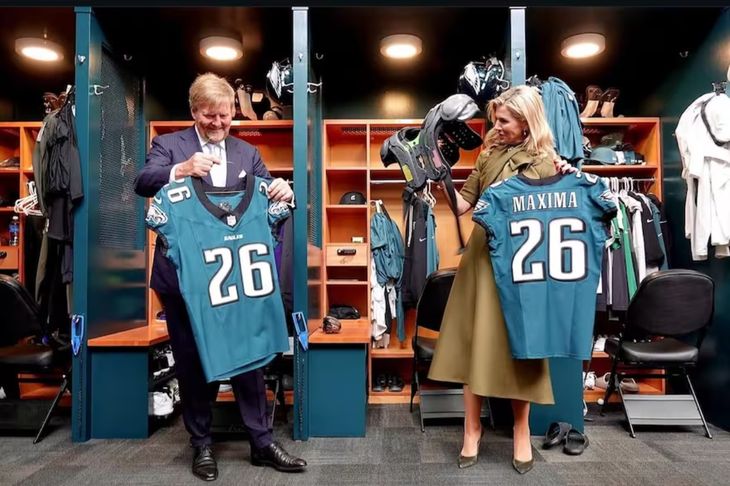 Los reyes con la camiseta del equipo de fútbol americano Philadelphia Eagles. Los reyes con la camiseta del equipo de fútbol americano Philadelphia Eagles.