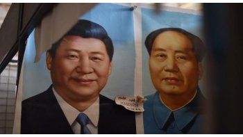 ámbito.com | CULTO. Xi Jinping y Mao Zedong, en un afiche visible en un mercado pequinés. Impacta la acumulación de poder del actual presidente chino.