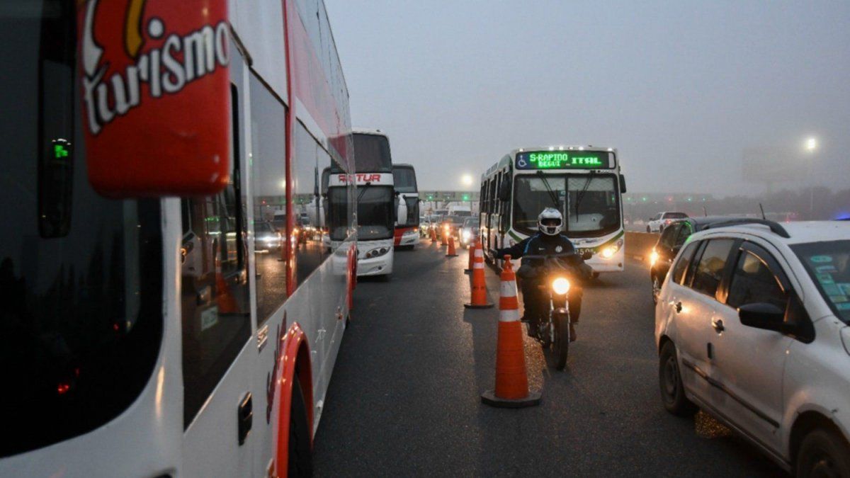 Caos de tránsito en la Autopista Buenos Aires-La Plata por una protesta de choferes de micros