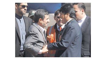 Mahmud Ahmadineyad fue recibido ayer en el aeropuerto de El Alto por Evo Morales. El boliviano le regaló un «hermano presidente».