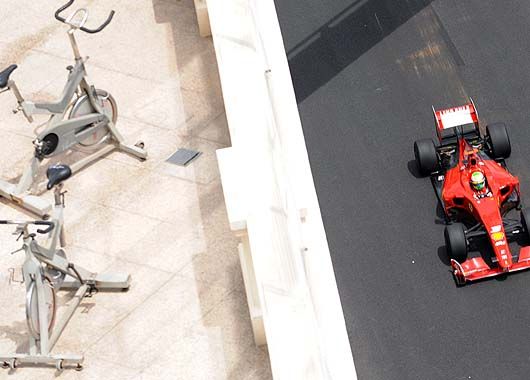 Felipe Massa y una inusual vista de un circuito único, el del Gran Premio de Mónaco.