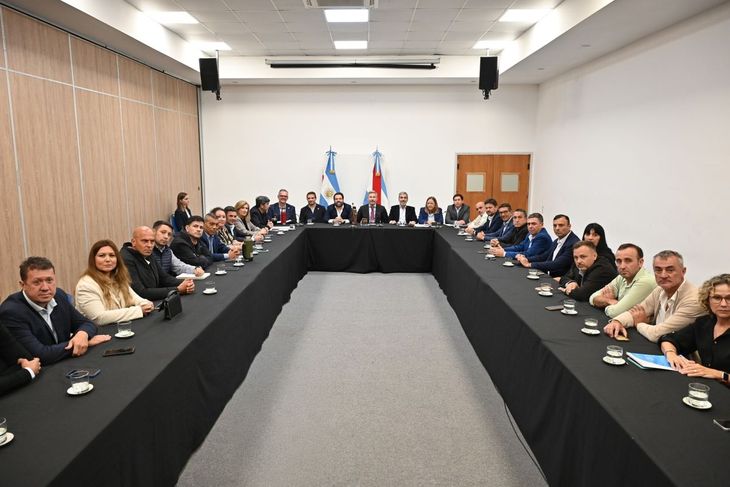 Rogelio Frigerio recibió a intendentes peronistas de Entre Ríos, quienes expresaron su preocupación por el derrumbe de fondos. Rogelio Frigerio recibió a intendentes peronistas de Entre Ríos, quienes expresaron su preocupación por el derrumbe de fondos.