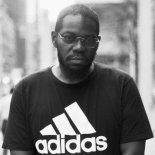 El hip hop le abrió las puertas a muchos artistas que nacieron en barrios bajos. El hip hop le abrió las puertas a muchos artistas que nacieron en barrios bajos.