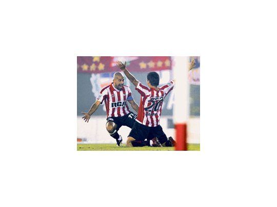 Juan Sebastián Verón se abraza con Diego Galván festejando el único gol del partido. Estudiantes ganó, pero no le sobró nada ante Nacional.