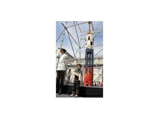 La cápsula fue exhibida por primera vez frente el Palacio de La Moneda en medio de un debate sobre cuál debe ser su ubicación definitiva.