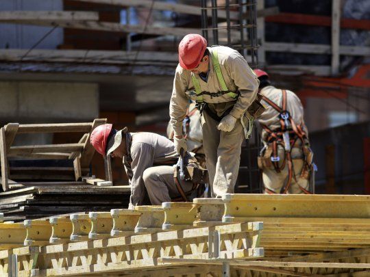 La construcción cayó casi 47% en marzo, según el INDEC.