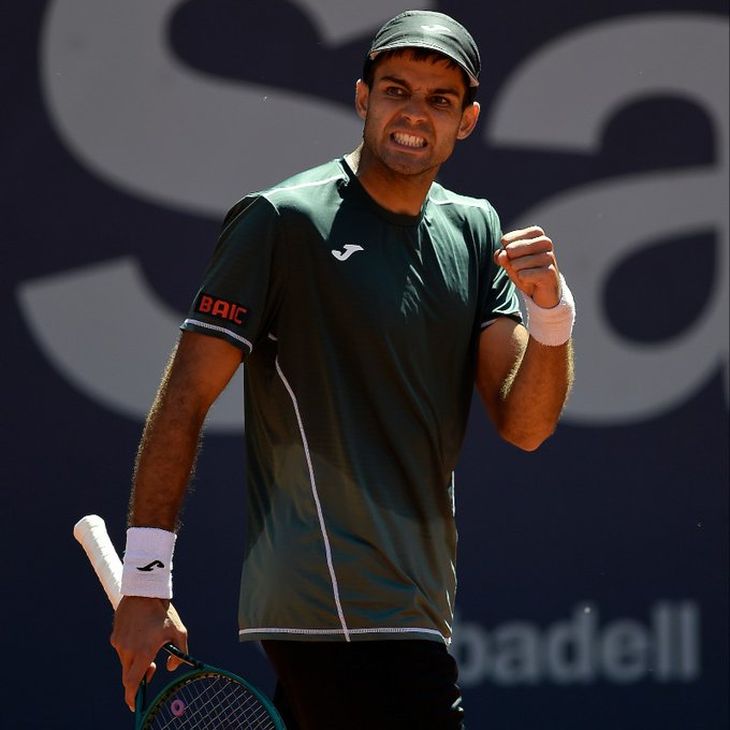 Facundo Díaz Acosta is guaranteed the best ranking of his career starting next Monday: he will be at least No. 46 for having reached the quarterfinals of the ATP 500 in Barcelona. The Argentine can continue climbing if he beats the Greek Stefanos Tsitsipas (No. 7) today, the top favorite after winning the Monte Carlo Masters 1000 last Sunday. Facundo Díaz Acosta is guaranteed the best ranking of his career starting next Monday: he will be at least No. 46 for having reached the quarterfinals of the ATP 500 in Barcelona. The Argentine can continue climbing if he beats the Greek Stefanos Tsitsipas (No. 7) today, the top favorite after winning the Monte Carlo Masters 1000 last Sunday.
